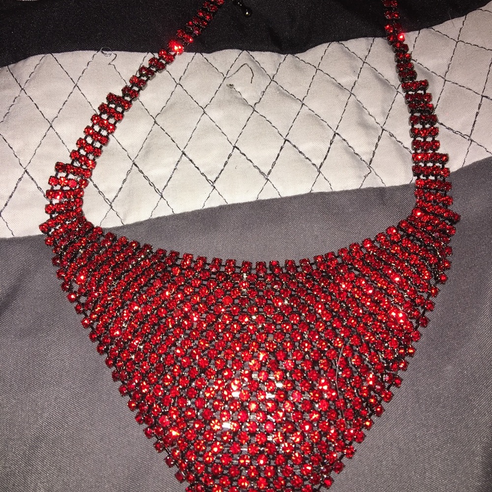 Neckles never worn great for dinner dates